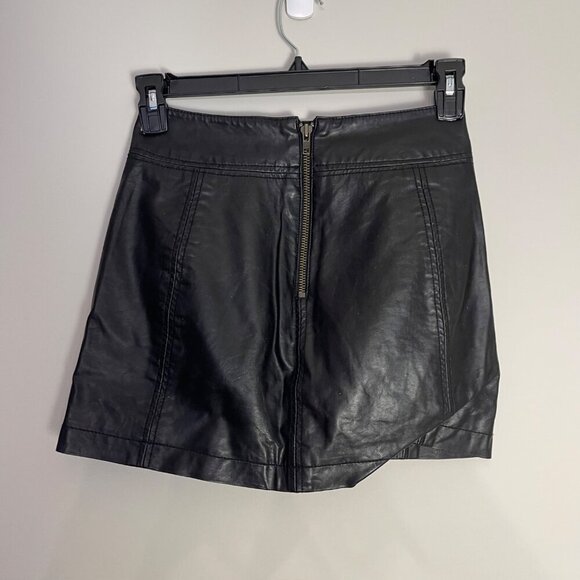 Free People Black Faux Leather-Style Mini Skirt With Zipper Size 2 - Picture 2 of 6